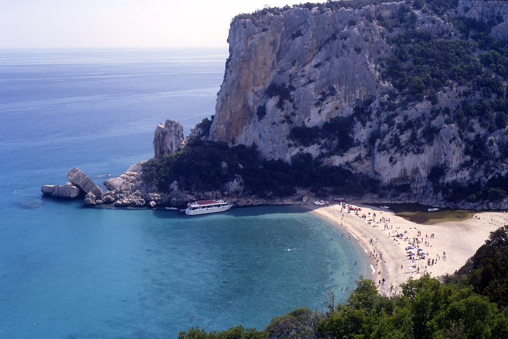 Resort Sardegna in vendita — Oltre 900 camere 2 Sardegna: la spiaggia di Cala Luna tra le pareti calcaree e il mare turchese