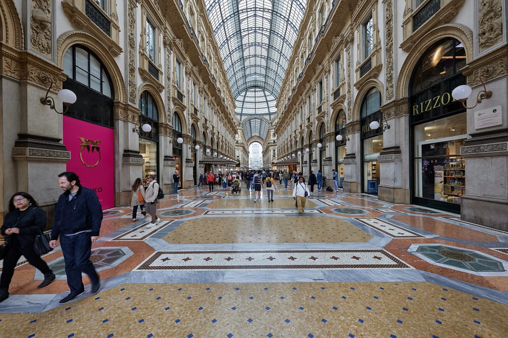 Hotel Milano in vendita: la Galleria Vittorio Emanuele II con i negozi e la volta di vetro