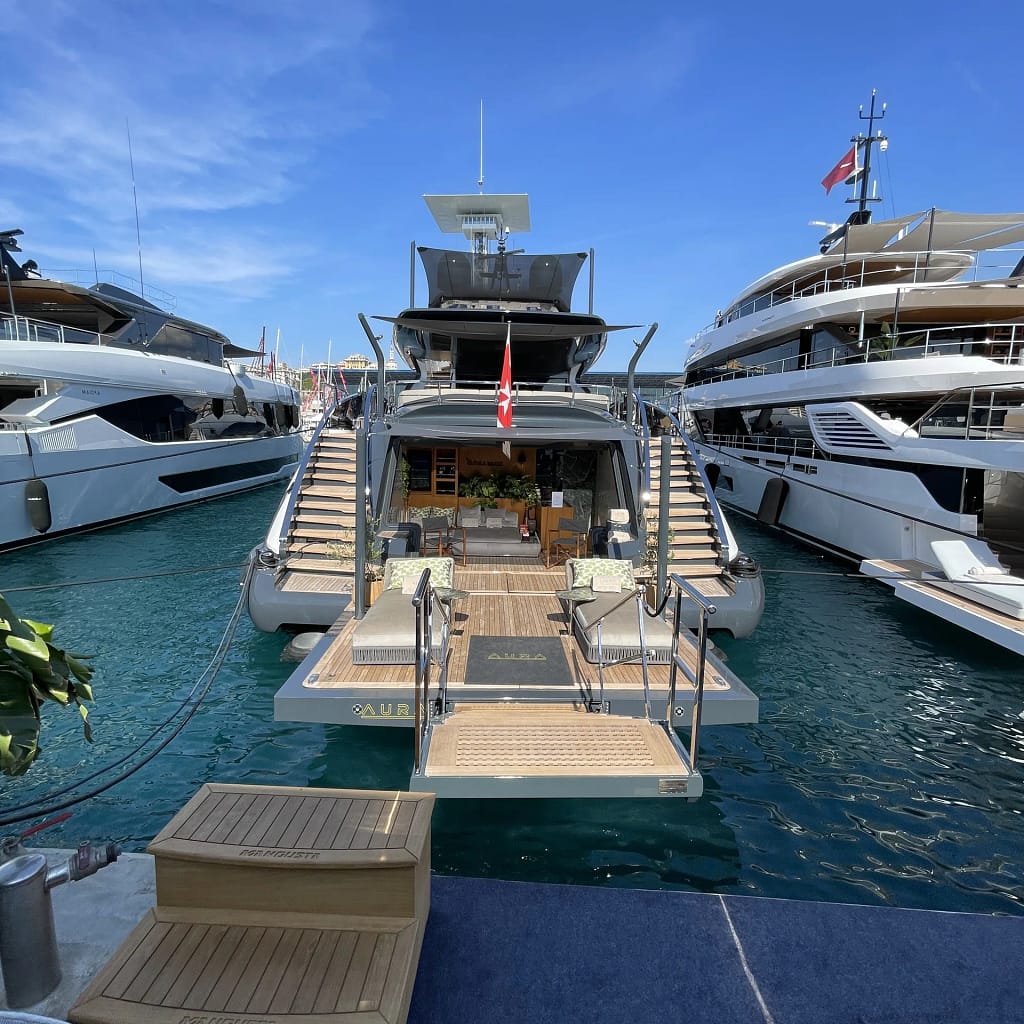 Charter Yacht Lusso UHNW — Nautical & Yachting 4 Ponte di poppa di un superyacht per charter di lusso