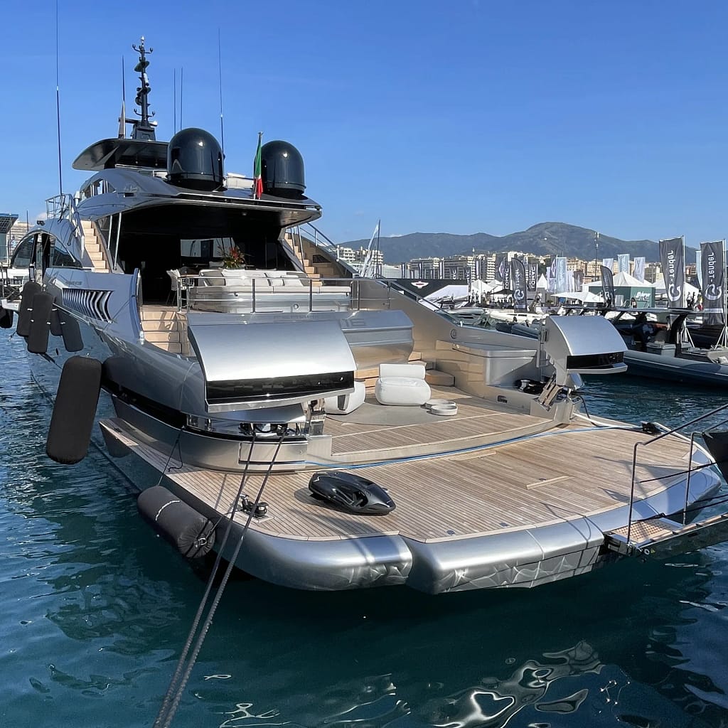 Charter Yacht Lusso UHNW — Nautical & Yachting 6 Yacht con flybridge per noleggio settimanale con equipaggio