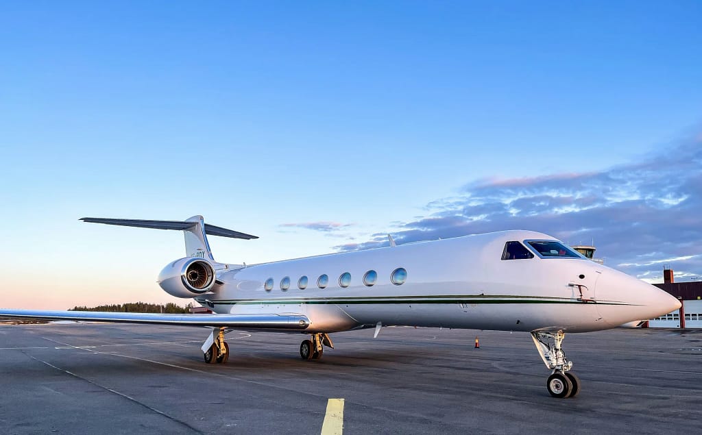 Noleggio Jet Privato — Private Aviation 2 Noleggio jet privato: jet di lusso sulla pista al tramonto