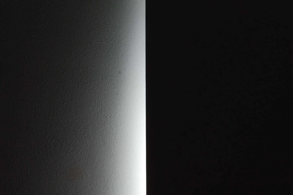 Designer Lighting — The Lighting Design of the Villa 6 Designer lighting: LED light cut in a minimal interior