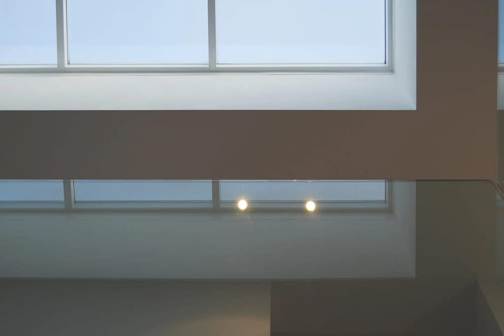 Serramenti di lusso — Porte e vetrate 2 Finestra a nastro con telaio bianco sul cielo, progetto dello studio Federico Cappellina