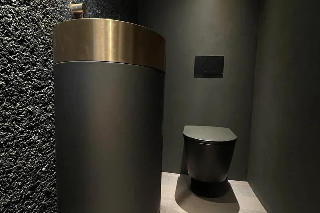 Il metodo 3 Valutazione architettonica dei materiali: bagno in pietra lavica e bronzo di AV Home