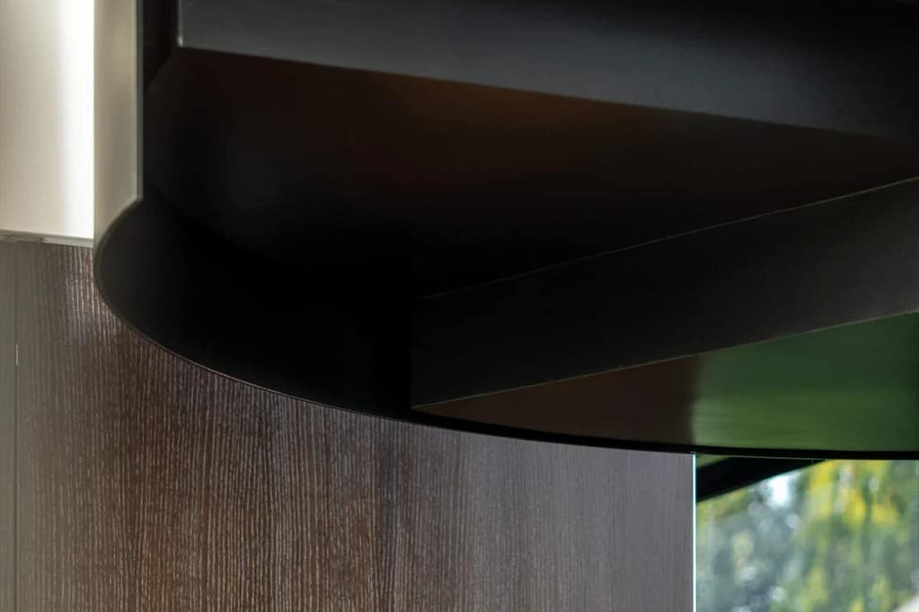 Valutazione architettonica dei materiali: incontro tra marmo e legno in AV Home