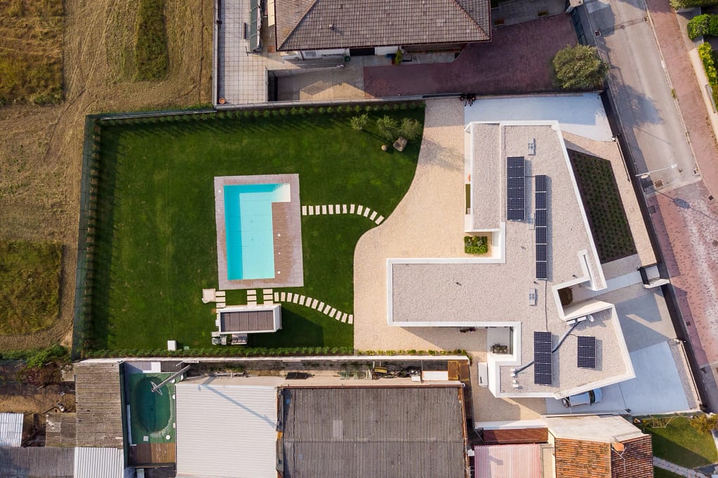 Ventilazione meccanica, energia e acqua 6 Ventilazione meccanica ed energia: MD Home dall'alto con il fotovoltaico sulla copertura e la piscina