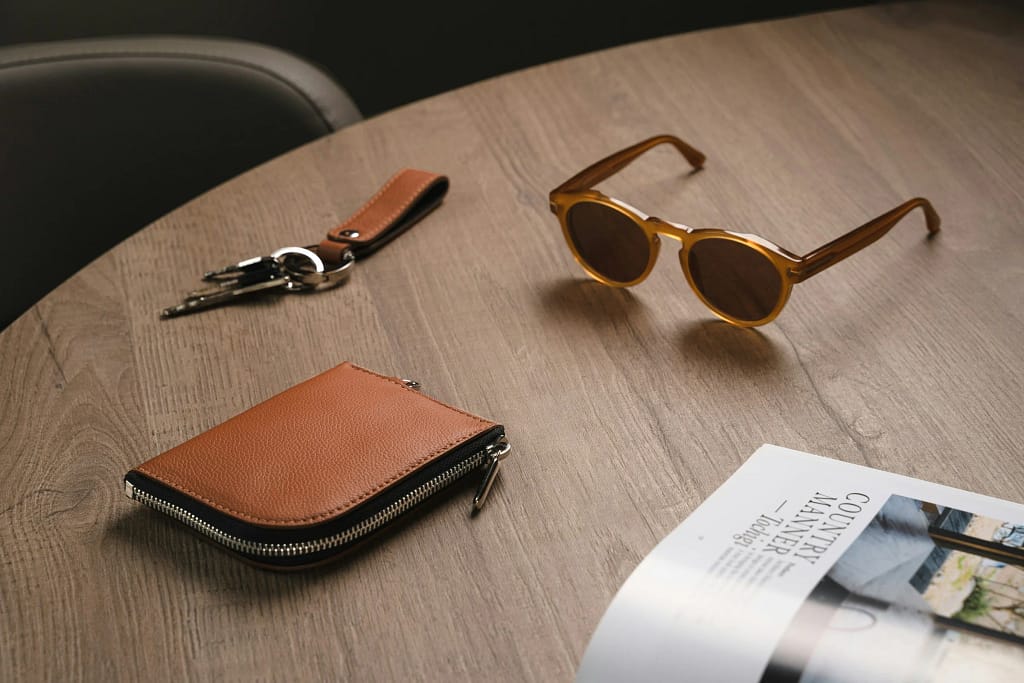 Moda di lusso per destinazione 20 Occhiali da sole e accessori in pelle su legno