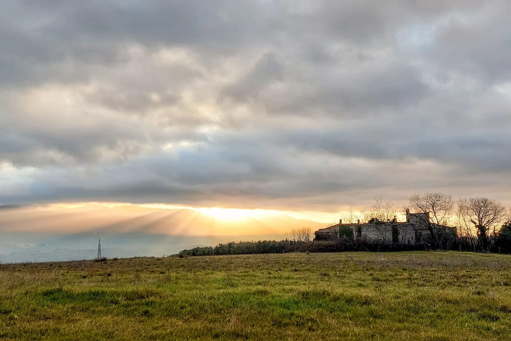 Ville di lusso in Toscana: la guida dell'architetto per sceglierle, affittarle o comprarle 9 Alba su un vecchio complesso colonico nella campagna di Rignano sull'Arno, Toscana