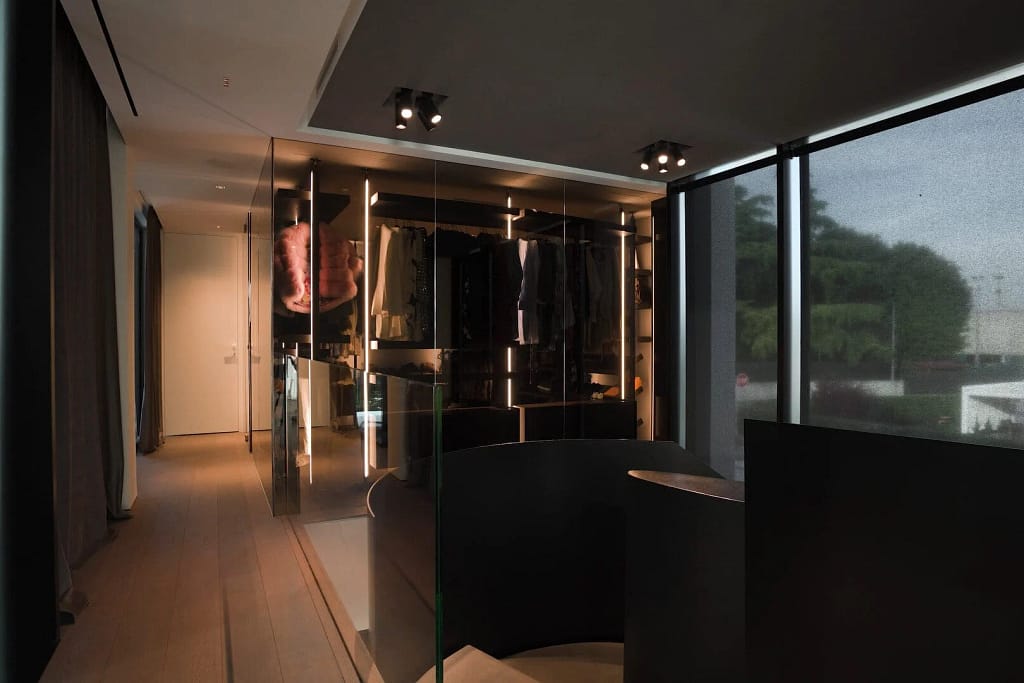 Arredamento di lusso per ville 24 Cabina armadio con luce integrata, progetto dello studio Federico Cappellina
