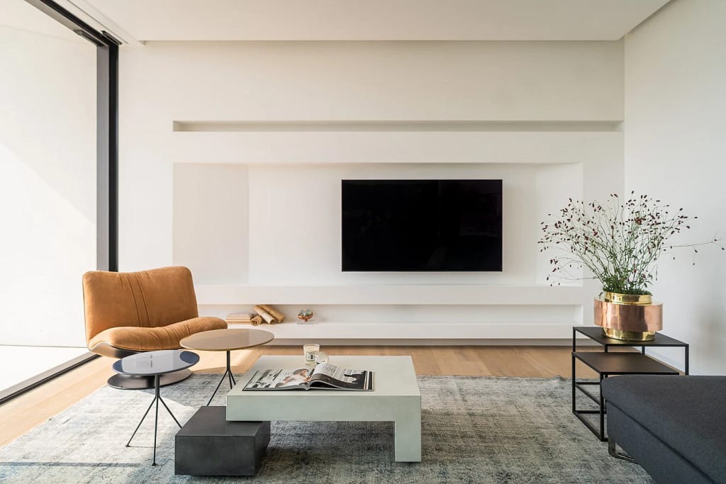 Arredamento di lusso per ville 14 Arredamento di lusso: divano Poliform e tavolini Rimadesio e Desalto nel living di MD Home