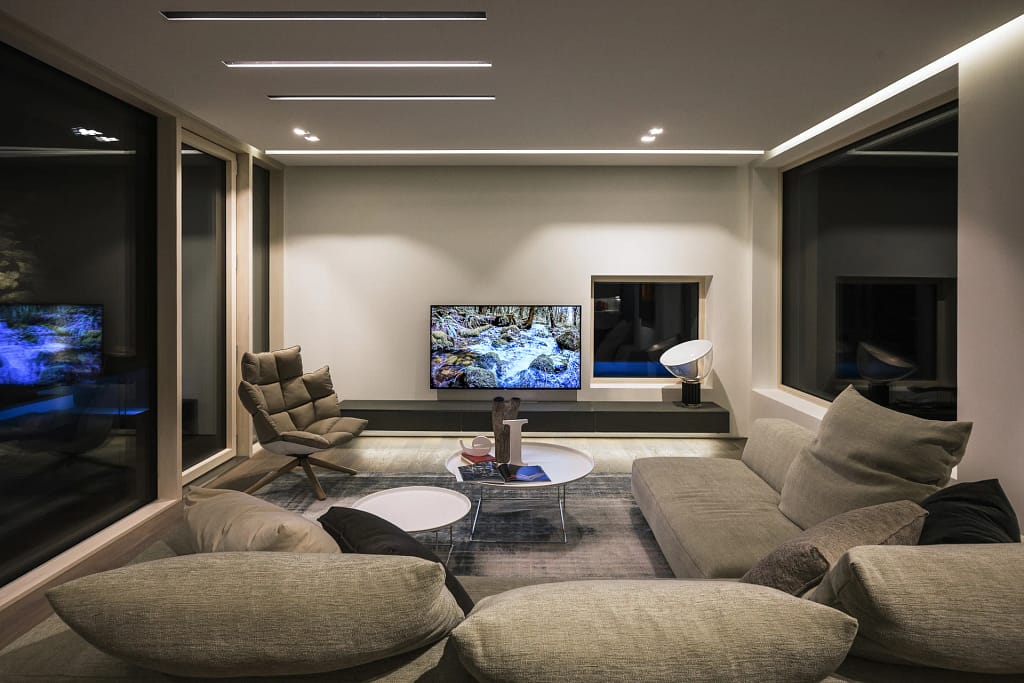 Arredamento di lusso per ville 15 Arredamento di lusso: living di SD Home con divani Edra