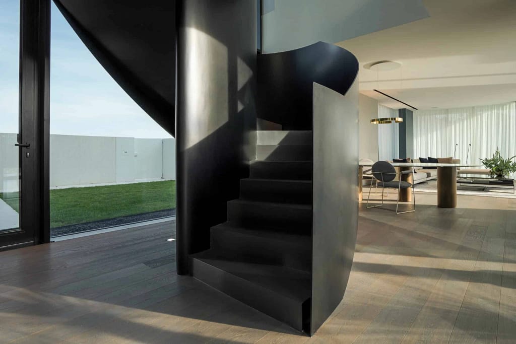 Arredamento di lusso per ville 18 Scala elicoidale in acciaio nero della villa AV Home, progetto dello studio Federico Cappellina