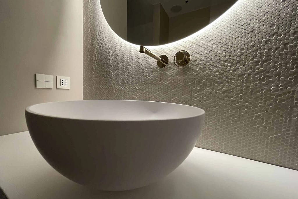 Bagno di lusso, spa e wellness 9 Bagno con specchi retroilluminati su misura, progetto dello studio Federico Cappellina