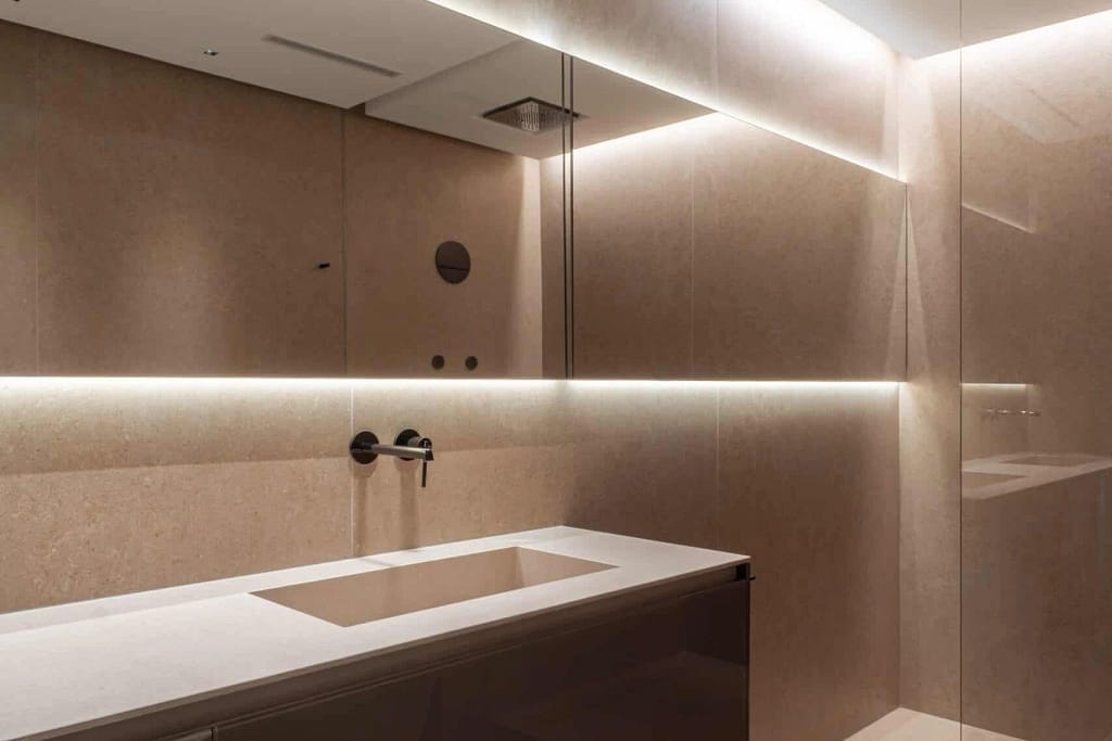 Bagno di lusso, spa e wellness 18 Bagno di lusso: bagno contemporaneo di una villa progettata dallo studio Federico Cappellina