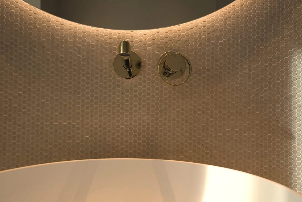 Bagno di lusso, spa e wellness 4 Specchio tondo retroilluminato, progetto dello studio Federico Cappellina