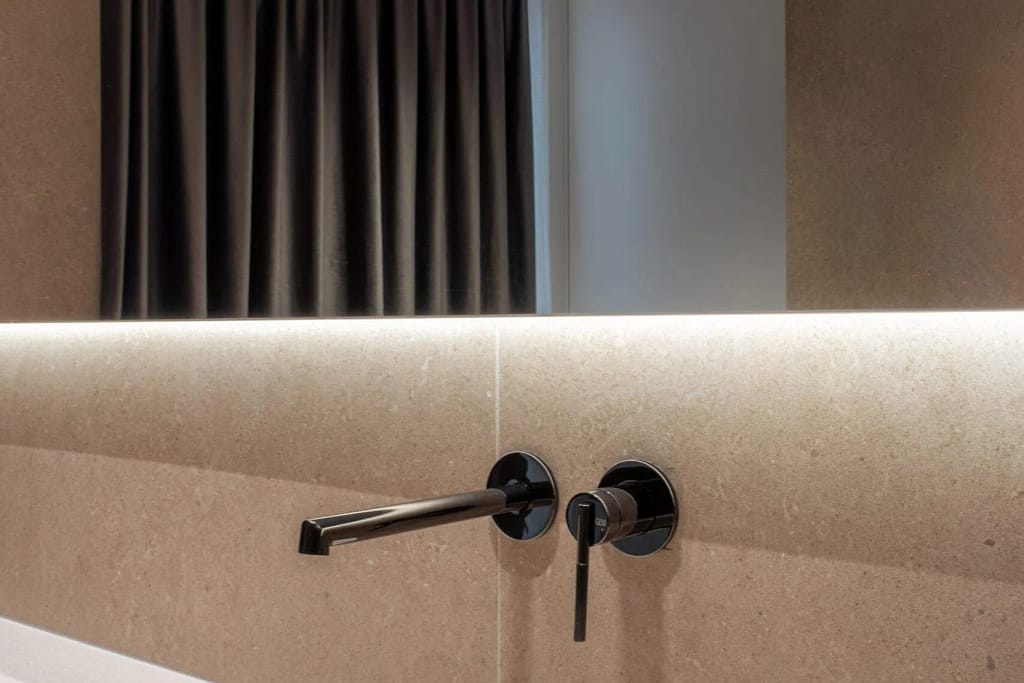 Luxury Bathroom — Spa and Wellness 2 Beige bathroom with black taps, a project by Federico Cappellina's studio