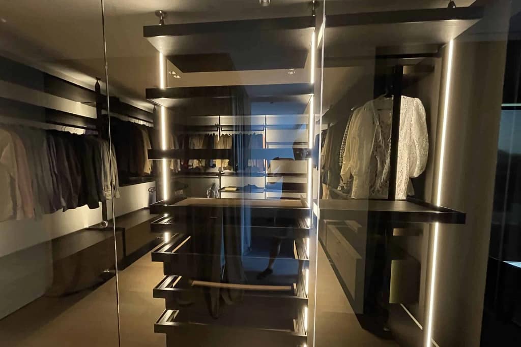 Designer Lighting — The Lighting Design of the Villa 18 Bespoke walk-in closet with integrated lighting, a project by Federico Cappellina's studio