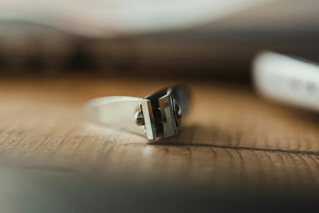 Biohacking: anello smart su tavolo in legno