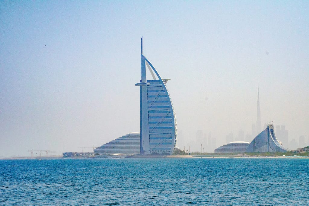 Moda di lusso per destinazione 10 Il Burj Al Arab sul mare di Dubai