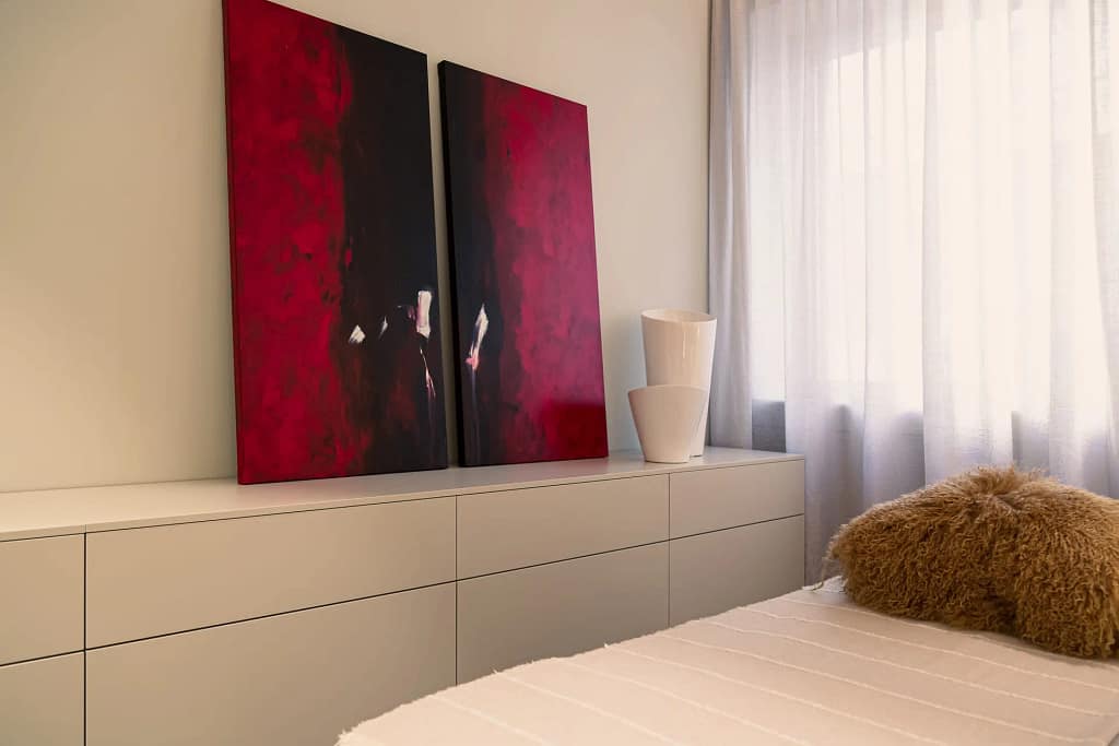 Tecnologia per il sonno e recupero 3 Camera da letto minimale con arte contemporanea