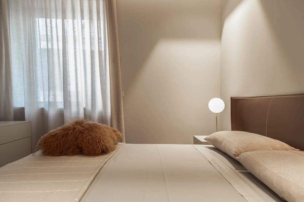 Tecnologia per il sonno e recupero 2 Camera da letto con tende e luce naturale