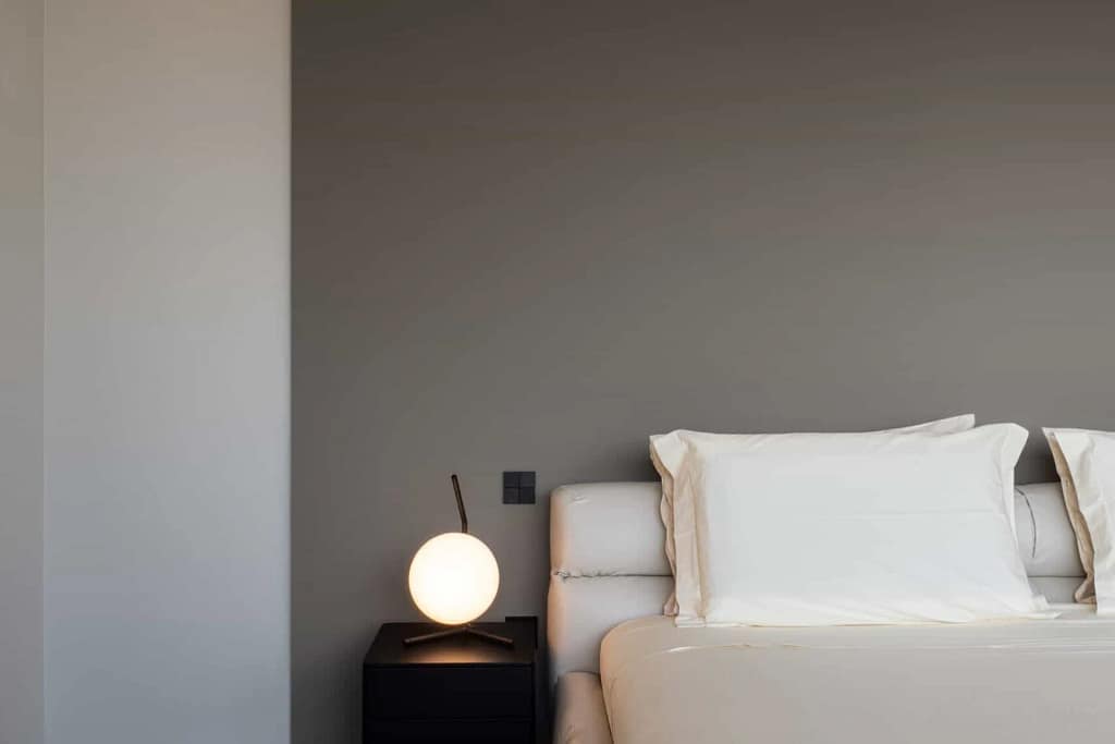 Tecnologia per il sonno e recupero 9 Camera minimale bianca e silenziosa