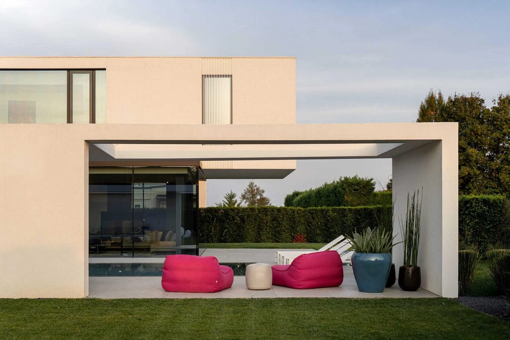 Made in Italy 68 Terrazza coperta e volumi bianchi di una villa contemporanea, progetto dello studio Federico Cappellina