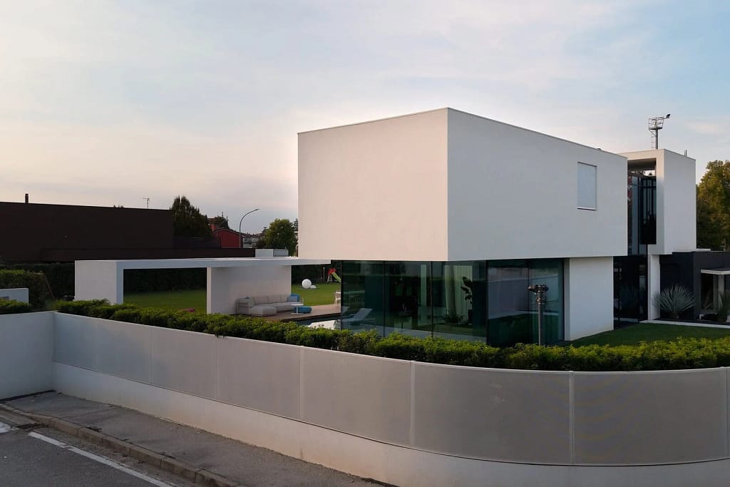 Casa passiva — Struttura e Passive House 15 Villa bianca con giardino pensile al tramonto, progetto dello studio Federico Cappellina