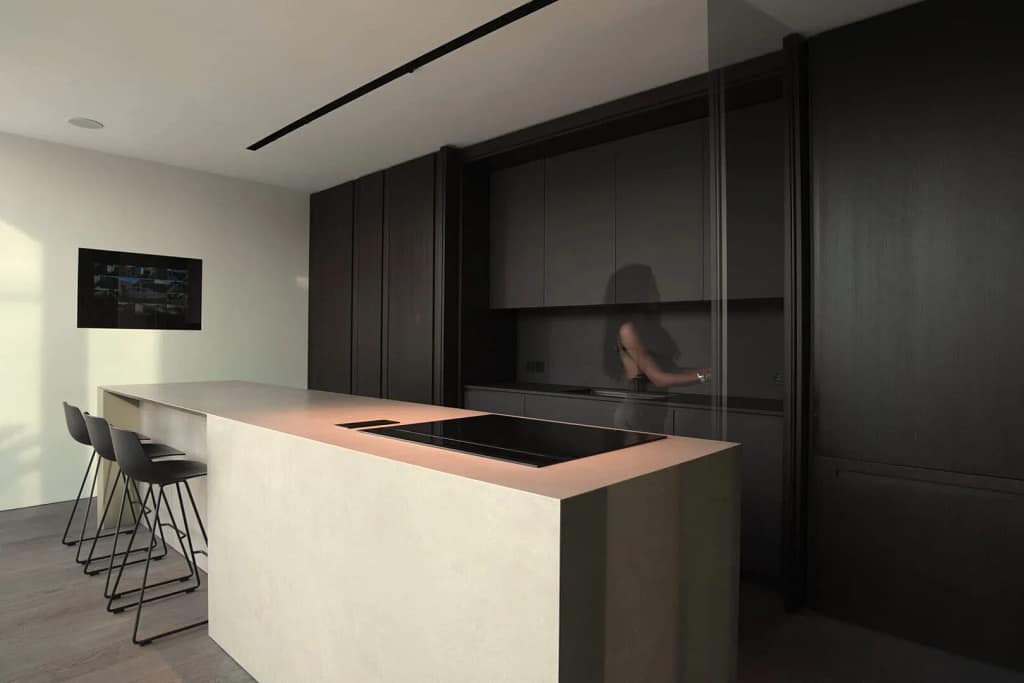 Chi siamo 8 Chi siamo, Elite Luxury Real Estate: cucina con isola chiara e boiserie in legno, progetto dello studio