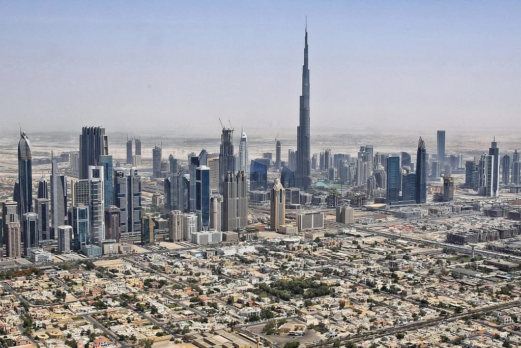 Comprare casa a Dubai: la guida completa per italiani 4 Comprare casa a Dubai: la città vista dall’alto con il Burj Khalifa