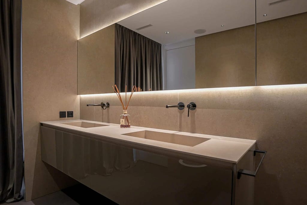 Contatti 6 Contatti The Villa Edit e Longevity: bagno padronale in pietra chiara di AV Home