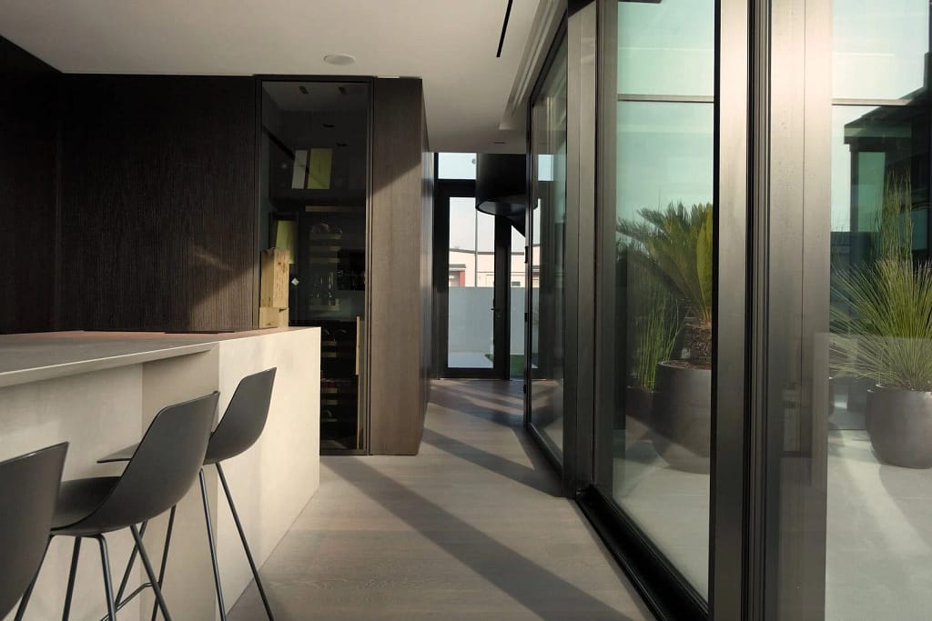 Cucine di lusso ed elettrodomestici 12 Cucine di lusso: cucina contemporanea con isola e vetrate