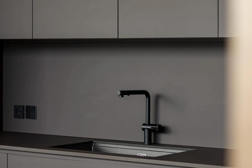 Cucine di lusso ed elettrodomestici 9 Cucina grigia con rubinetto nero, progetto dello studio Federico Cappellina