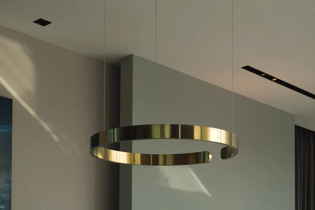 Designer lighting: ring pendant lamp in the living room