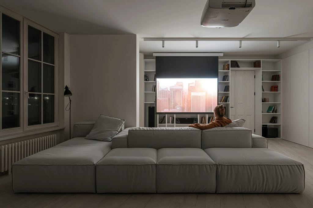 Domotica, sicurezza e robotica 4 Domotica: living con divano e schermo integrato (foto illustrativa)