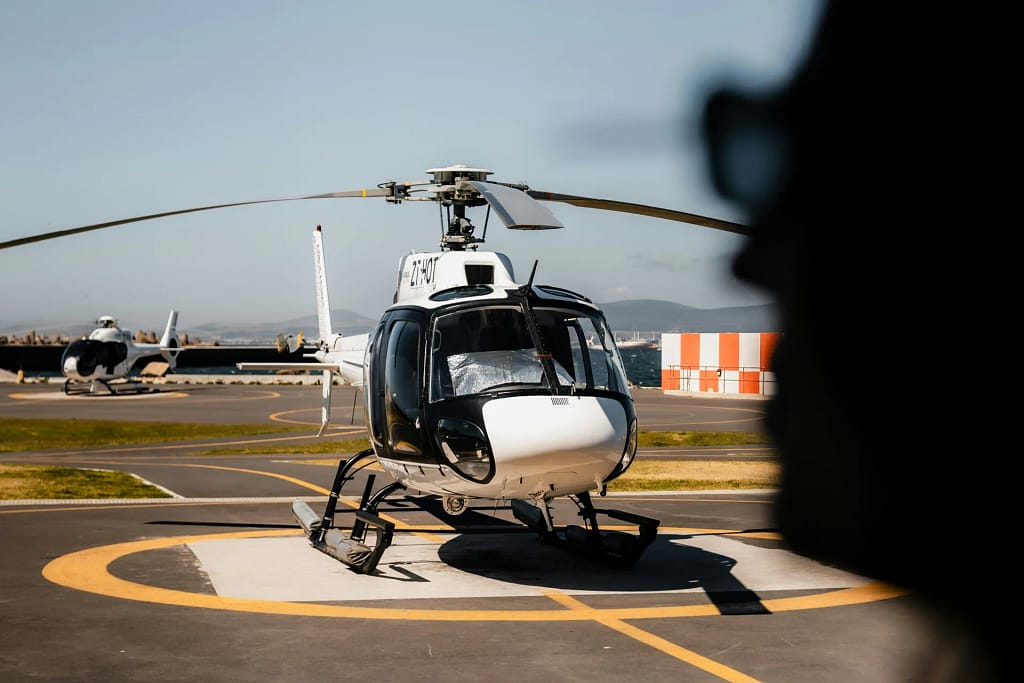 Noleggio Jet Privato — Private Aviation 4 Elicottero privato sull'eliporto per un transfer