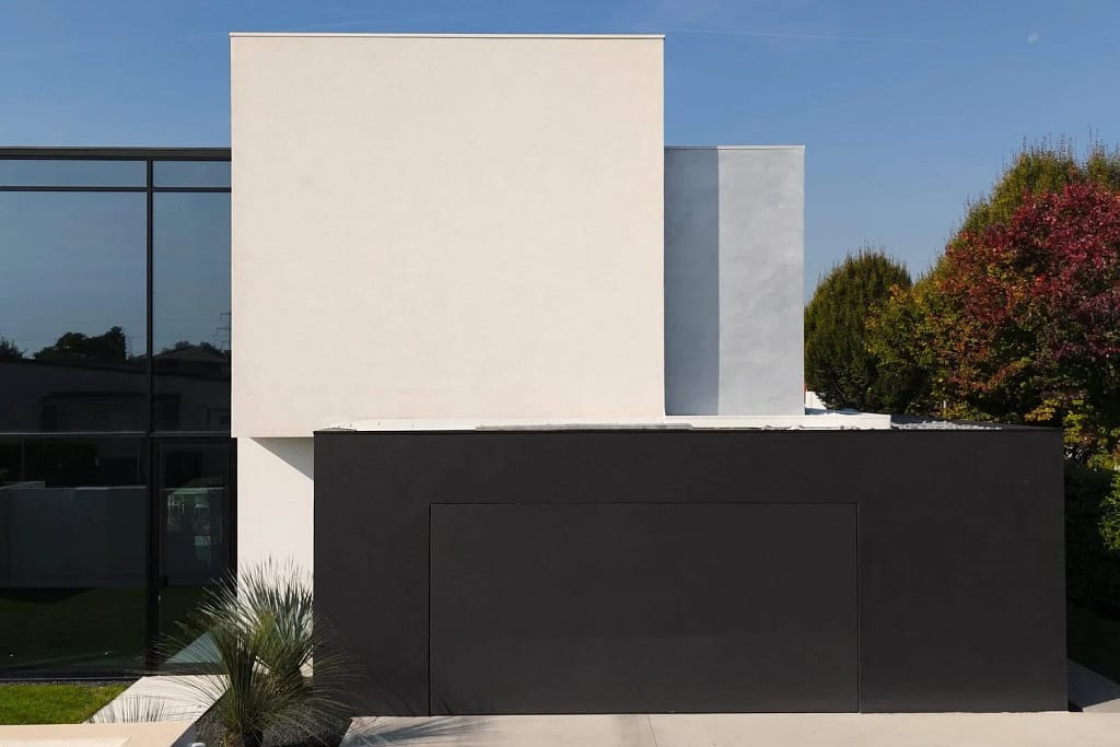 Home Automation — Security and Robotics 2 Entrance with boundary wall and gate, a project by Federico Cappellina's studio