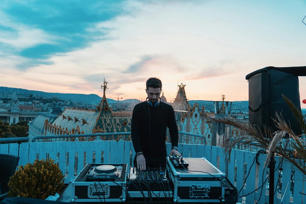 Eventi privati in villa 8 Eventi privati in villa: DJ set su una terrazza al tramonto (foto illustrativa)