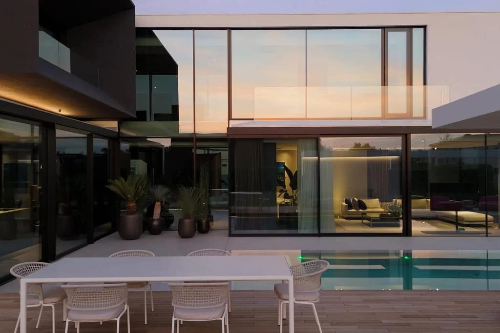 Luxury Windows — Glazing and Doors 21 Glazed portico with table and pool, a project by Federico Cappellina's studio