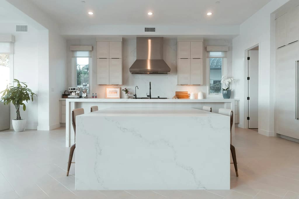 Gres porcellanato in grandi lastre 13 Gres porcellanato: isola della cucina rivestita in lastra effetto marmo (foto illustrativa)