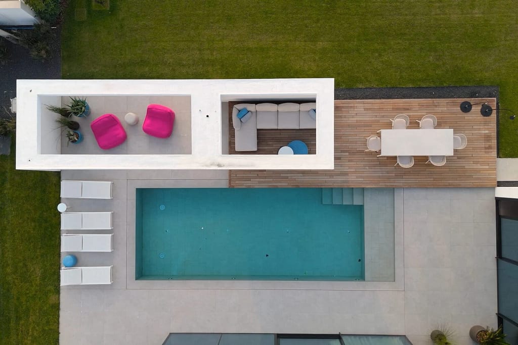 Gres porcellanato in grandi lastre 21 Piscina e solarium visti dall'alto, progetto dello studio Federico Cappellina