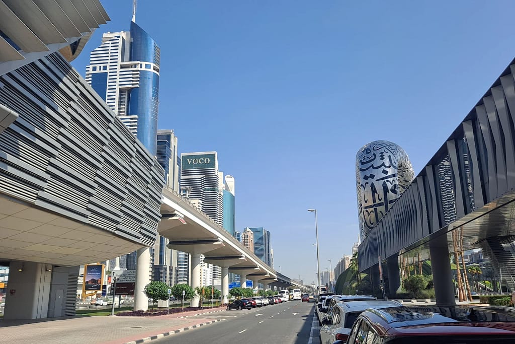 Comprare su pianta a Dubai: 10 verifiche prima di firmare 8 Il Museum of the Future a Dubai, esempio di architettura contemporanea della città