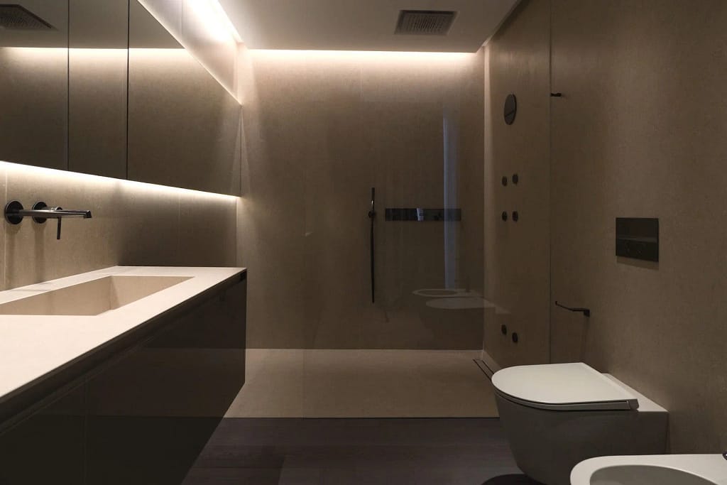 Illuminazione di design 3 Bagno con luce indiretta nella controsoffittatura, progetto dello studio Federico Cappellina