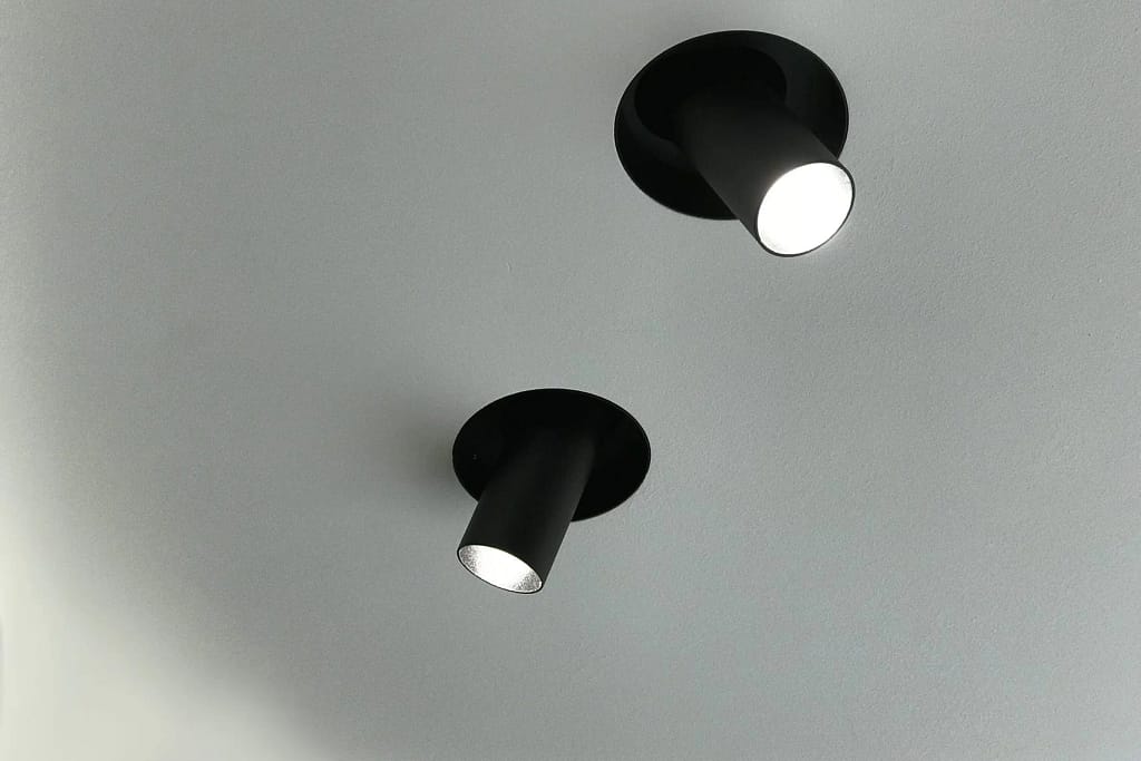 Illuminazione di design 2 Faretti orientabili a incasso nel soffitto, progetto dello studio Federico Cappellina