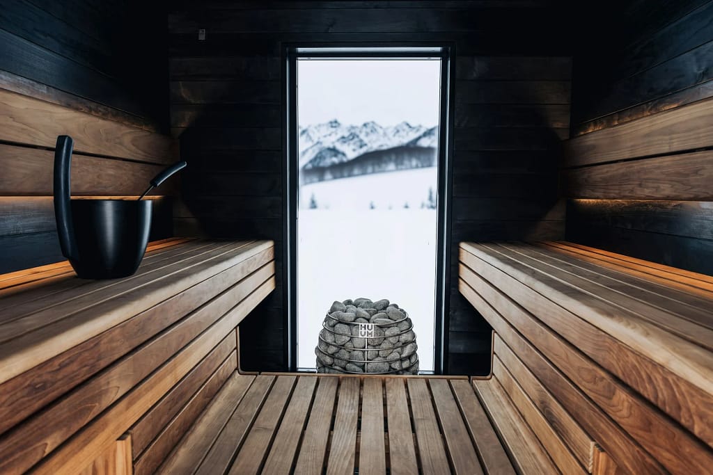 Infrared Sauna and Villa Wellness 2 Infrared sauna: a private sauna with a window onto the snow