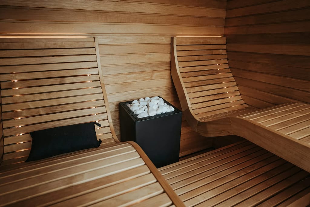 Infrared sauna: a sauna with ergonomic light wood loungers