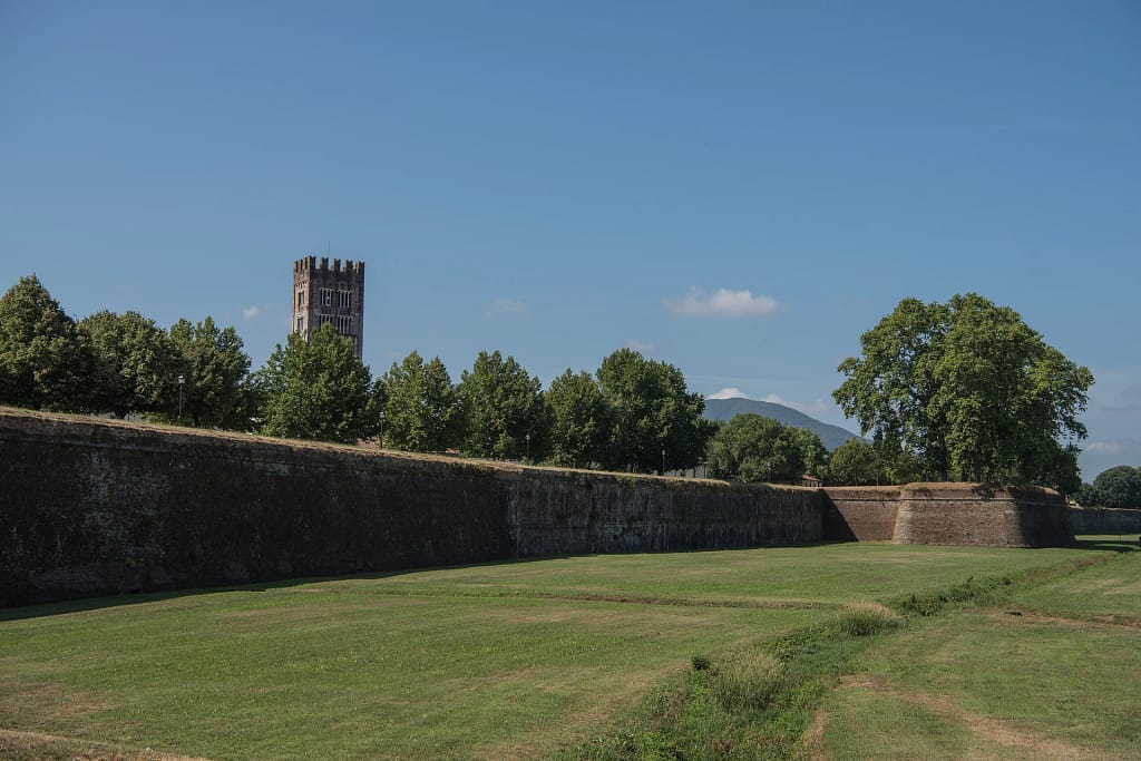 Ville di lusso in Toscana: la guida dell'architetto per sceglierle, affittarle o comprarle 18 Le mura di Lucca con il prato circostante