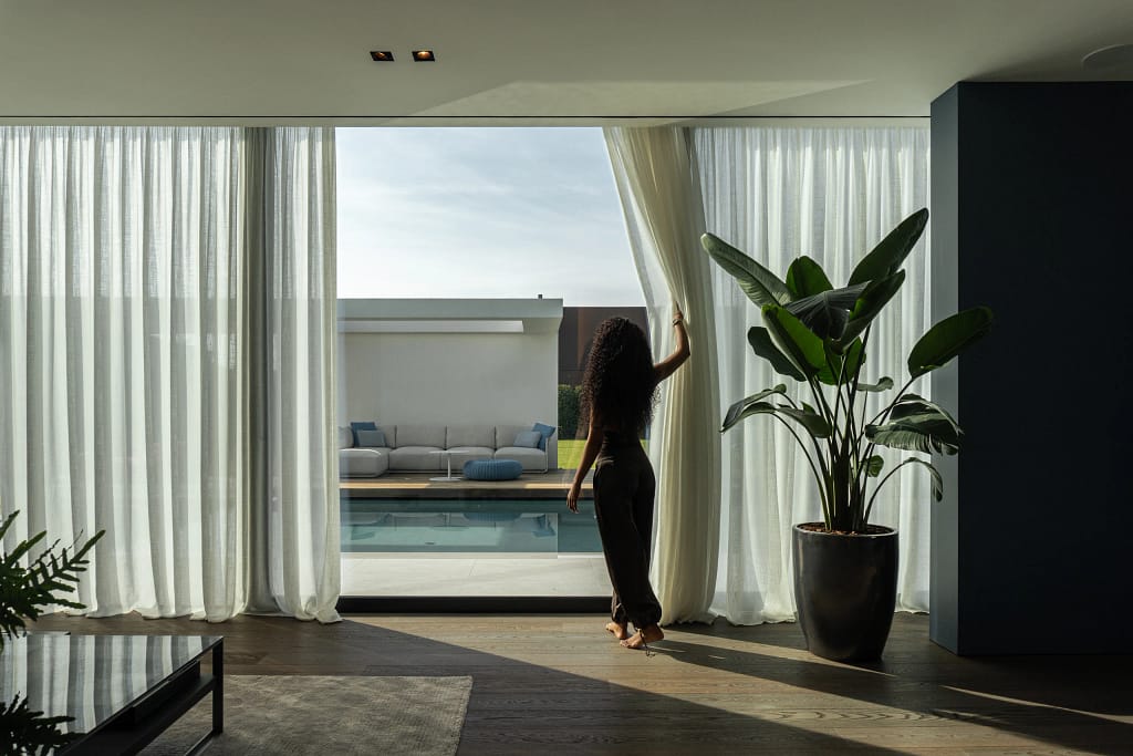 Longevità Biohacking Lifestyle — Hub Scientifico per Clienti UHNW 9 Luce del mattino tra le tende di una villa minimal