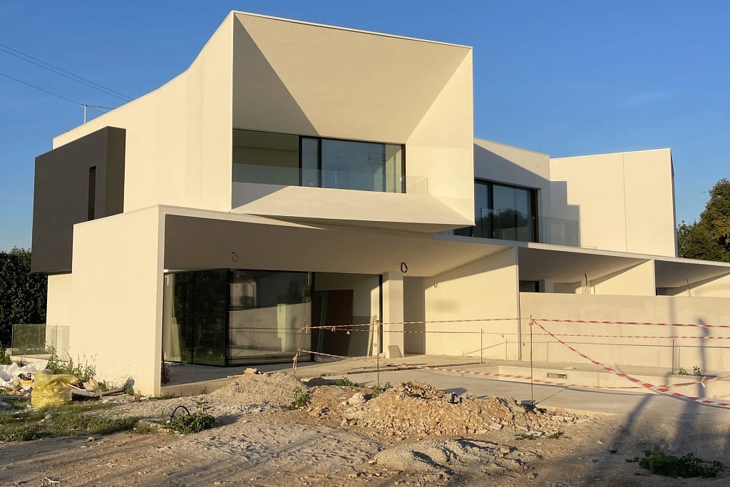 Luxury Windows — Glazing and Doors 8 Luxury windows: large sliding glazing of the studio's Pool Villas under construction in Colognola ai Colli (Verona)