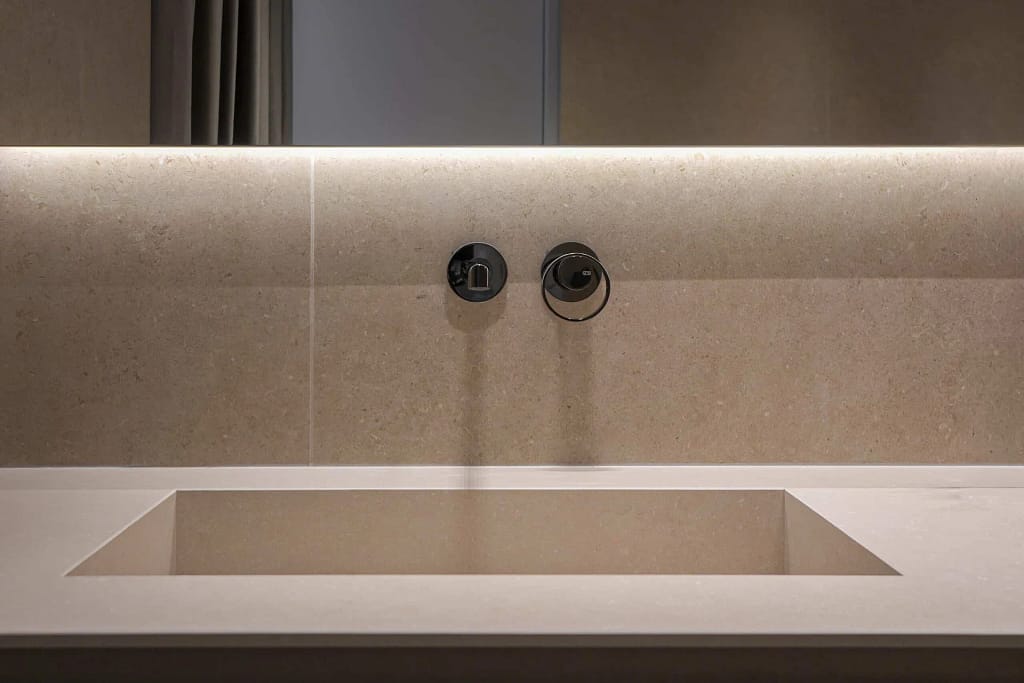 Made in Italy 35 Made in Italy della pietra: lavabo in pietra a filo con luce radente, progetto dello studio Federico Cappellina
